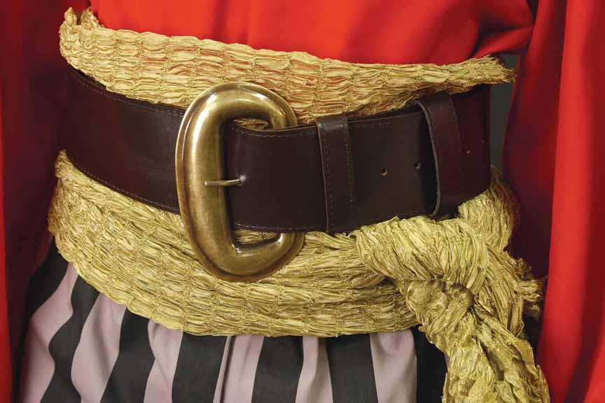 Wide Pirate Belt in brown leather with brass buckle.